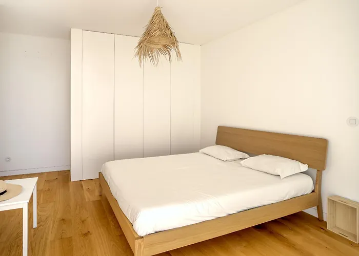 Modern & Bright With Pool By Homing Эрисейра
